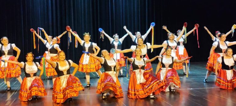 Bailarines de todas las edades, demostraron su talento en la clausura de la Escuela de Formación en Danzas